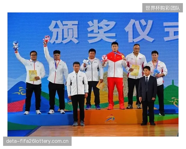 17岁小将刘梦佳在抓举中受伤，遗憾退出挺举比赛的争夺。